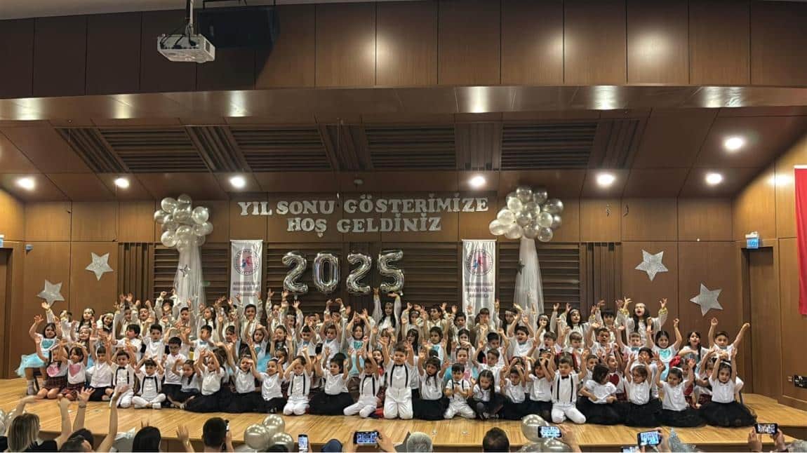 YIL SONU GÖSTERİSİ VE MEZUNİYET TÖRENİMİZİ GERÇEKLEŞTİRDİK.